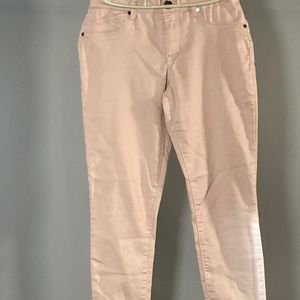 1822 Pants in a light salmon color